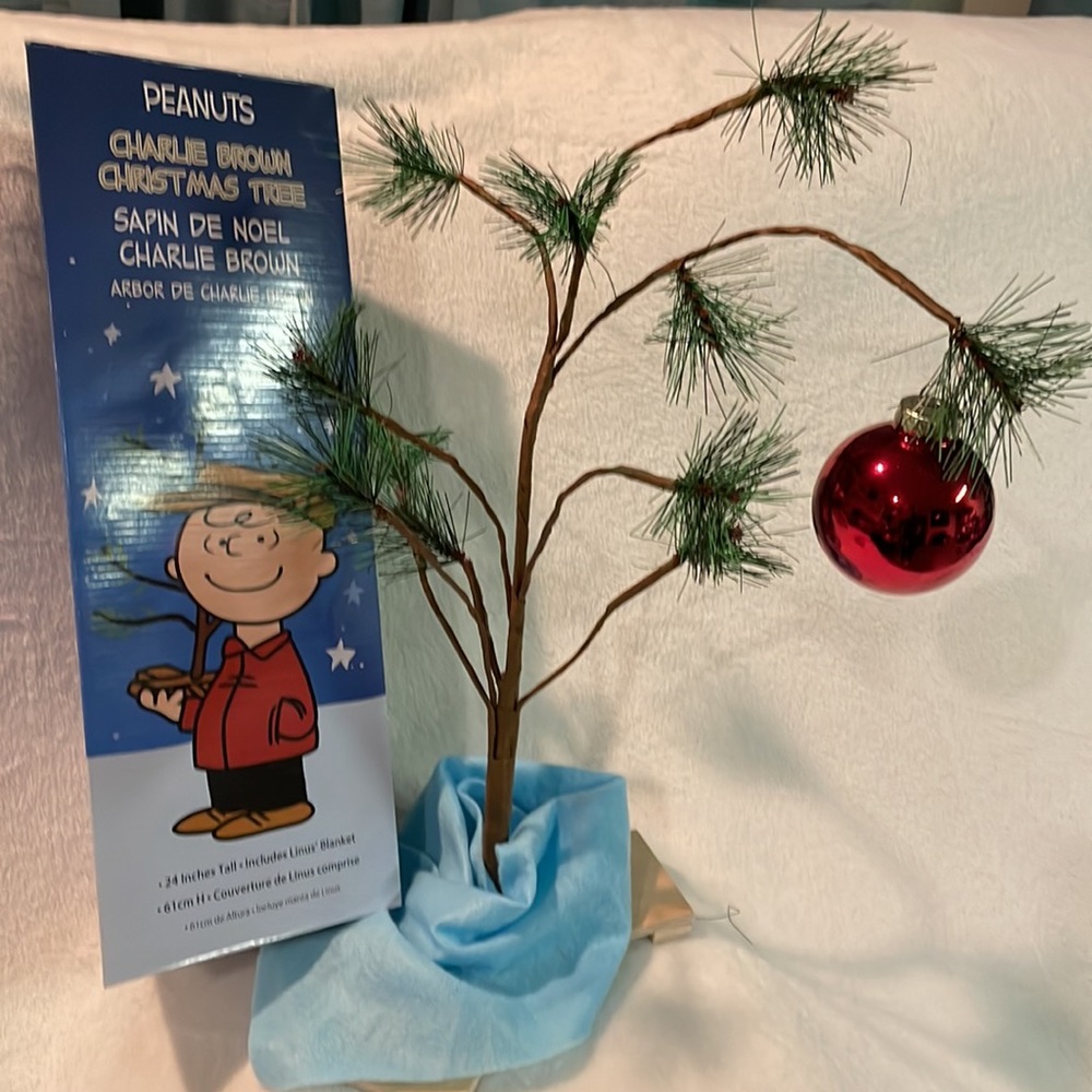 2016 Peanuts/Charlie Brown 24”Christmas Tree Includes Linus Blanket W/Box!
